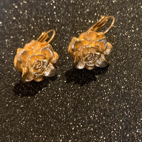 AVON gold earrings. Rose mold shape. - Picture 5 of 6